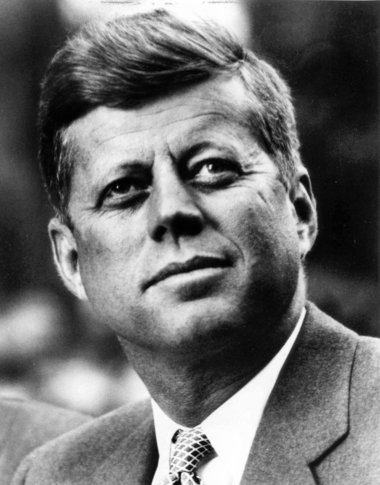 <b>John Kennedy</b> tenía una frase muy sabia que decía: - John_F__Kennedy_White_House_photo_portrait_looking_up